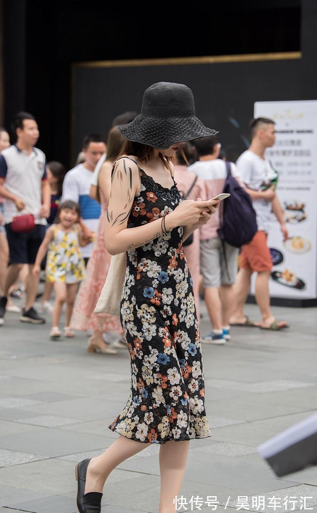 气质 连衣裙的穿着彰显简约利落气质,婉约不失时尚