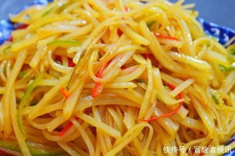 炒土豆丝,何时放醋是关键,学会这1招,土豆丝酸辣脆爽还不粘锅