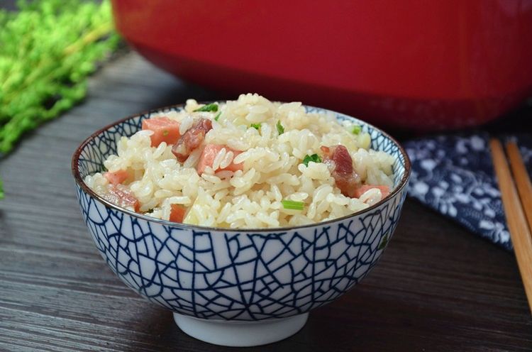 电饭锅也能做出来美味的腊肉饭，鲜香美味，有菜有肉