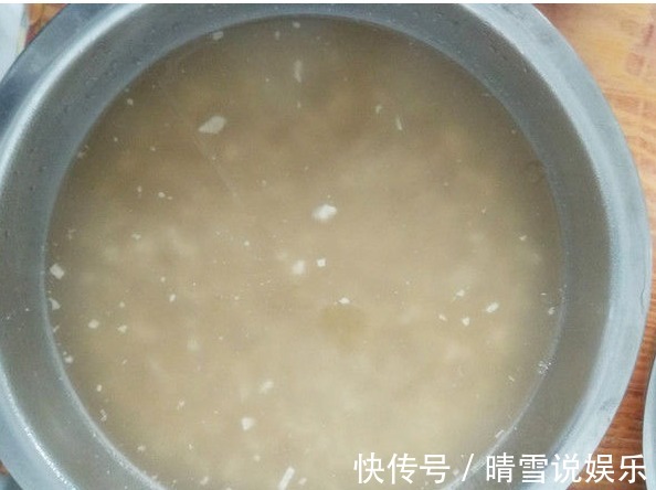 小伙带女友回农村老家，准公公特意做了个拿手菜，姑娘一口不吃