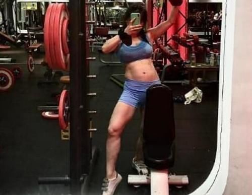 魔鬼身材|“硬核孕妈”走红,怀孕8个月仍有腹肌马甲线,网友魔鬼身材