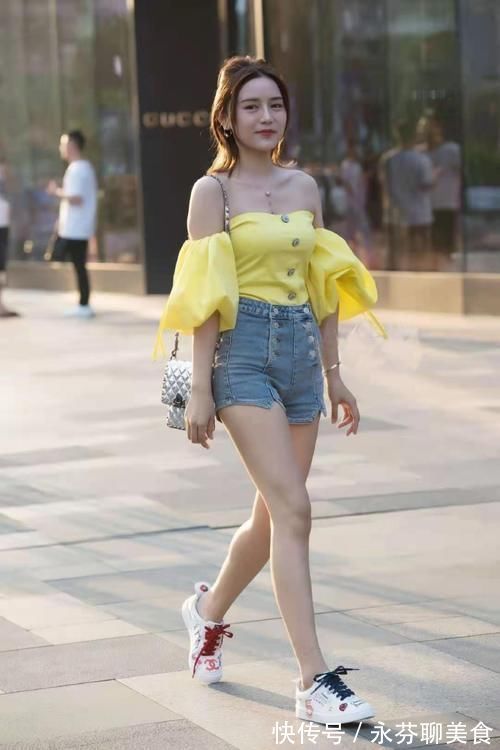 一字肩 基础款怎么穿才好看？用牛仔短裤搭配迷人的一字肩，轻松提升气质