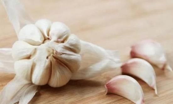 腌腊八蒜，做好“4步”，一周就变绿，脆爽美味，就着饺子吃好香