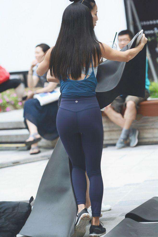 穿搭 紧身裤很适合小个子女人穿搭，个性又性感，极品“尤物”