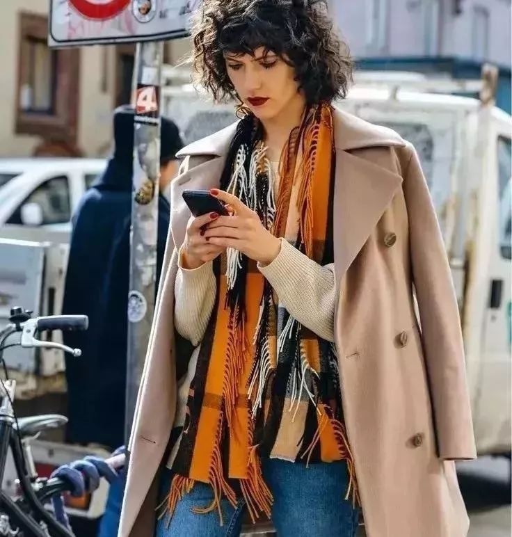 黑色 围巾别再绕脖子系啦,今年最流行的系法是这种!保暖又时髦!