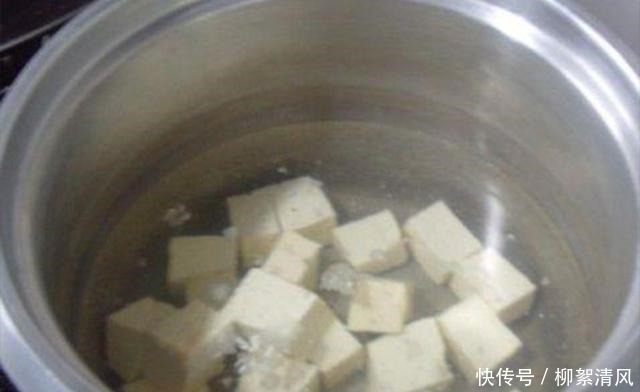 翻炒均匀|自创的菜肴,朋友却说是“黑暗料理”,下一秒竟连吃两大碗