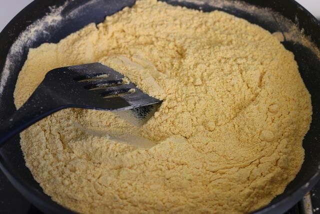 把1斤玉米面这样炒下,1周的早餐就有了,早起冲1碗,暖心又暖胃