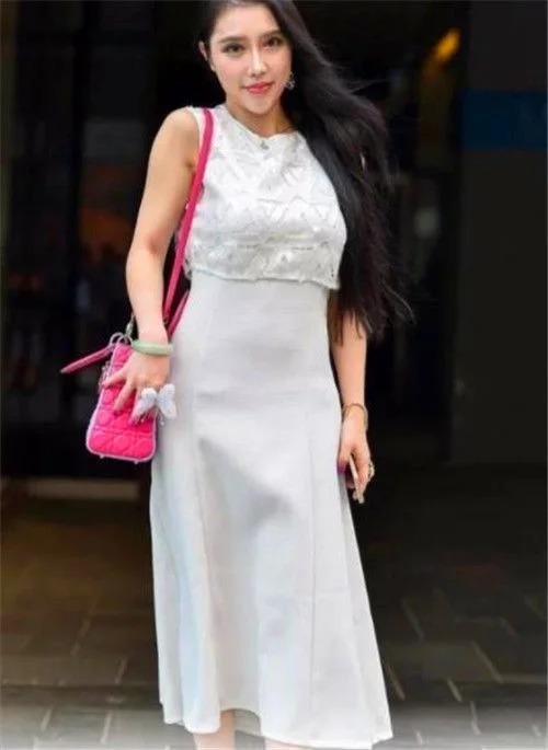 街拍:环肥燕瘦的小姐姐,身穿黑色连衣裙,时尚魅力风采