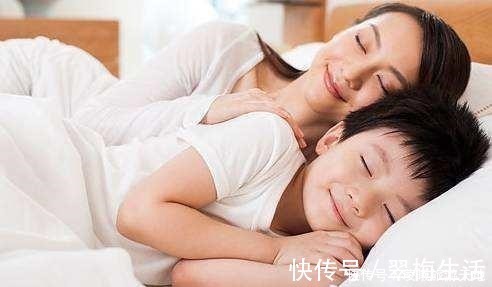 宝妈|宝宝睡觉时三个烦人的“怪癖”,却是爱妈妈的表现,你发现几个