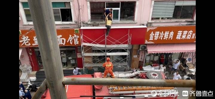 消防车|一女子突然爬上五米脚手架意欲轻生，消防施救