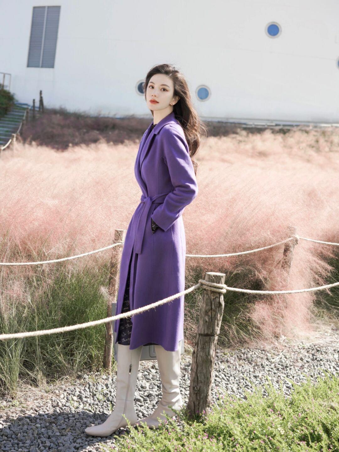 紫色大衣外套 秋冬怎样搭配出知性优雅的气质,碎花裙+紫色大衣外套,时髦又不失女人味!