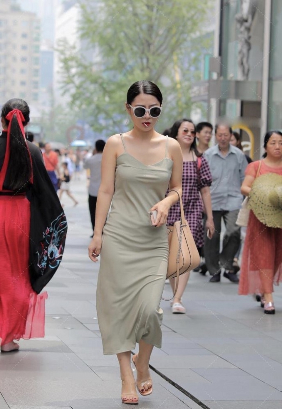 充满|街拍,靓女粉红色针织衫搭配浅色牛仔裤,充满淑女范