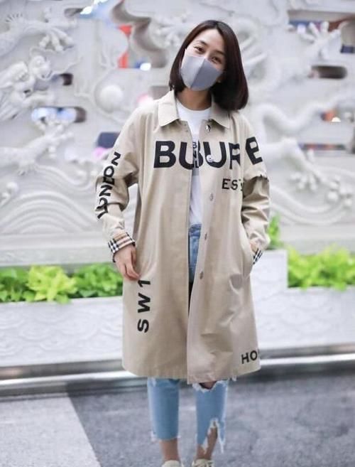 burberry|两万多的风衣现身机场，换了短发，气质直接大换样！