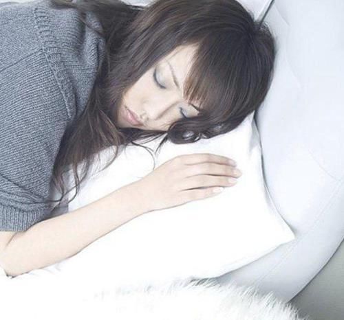 睡觉时总在凌晨三四点醒来,再难入睡?4个办法帮助改善失眠