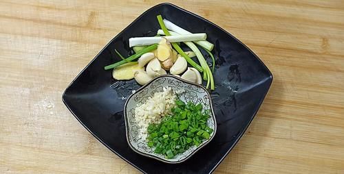 年夜饭“虎皮肘子”怎么做好吃？记住这2个诀窍，口感软烂味香