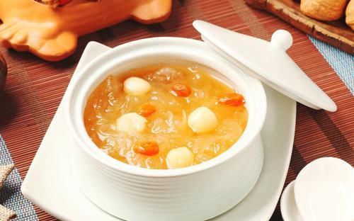 炖银耳要想出胶快又多，教你一招，炖出来黏稠又好喝