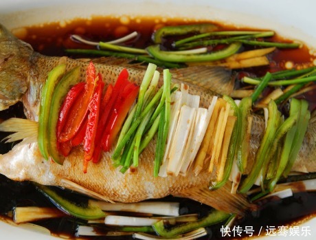 清蒸鲈鱼时,只加葱姜是不对的,用上1招,鲈鱼鲜香入味还不腥
