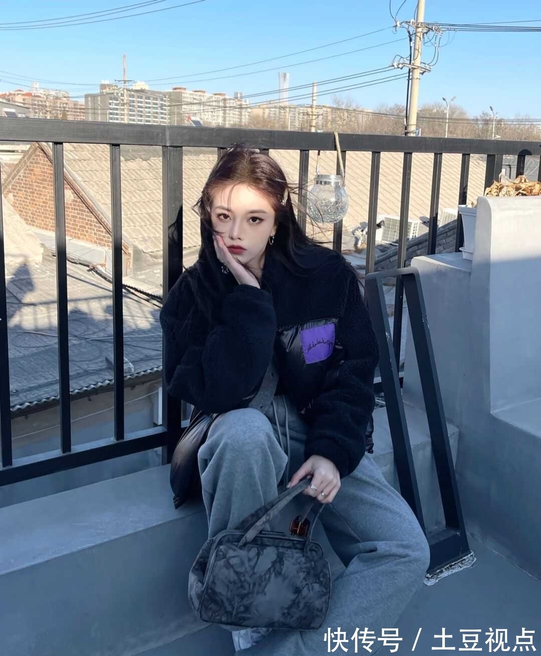 衣身 黑色羽绒服也能穿出高级感?看看这些搭配方式,简约日常又保暖