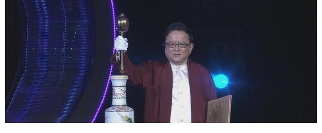 2012年，王刚“错砸”嘉宾明代瓷器，被告上法庭后，节目惨遭停播