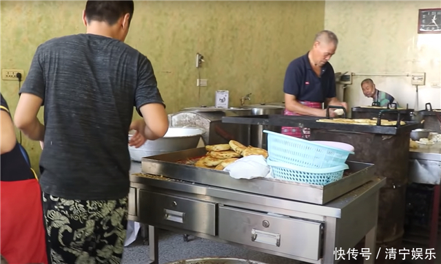 父子街头卖“地道”小吃，8元一个分量足，食客吃一个就管饱！