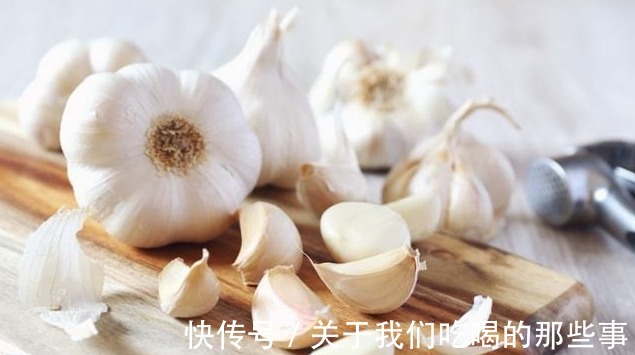 才知道大蒜保存很简单,放半年也新鲜,不霉不瘪不长芽,太实用了