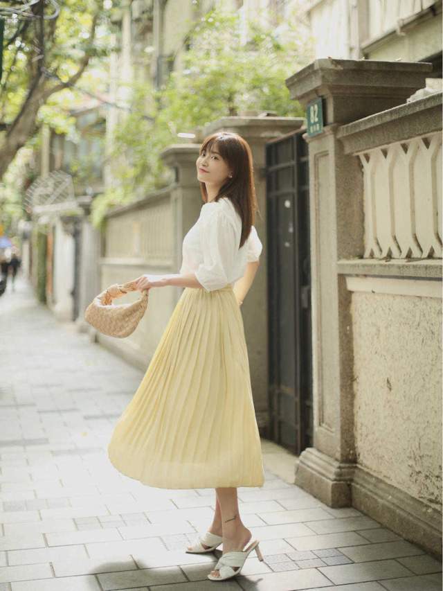 白色衬衫|小个子女生这样穿搭显高显瘦,白色衬衫搭配百褶裙温柔优雅,真美