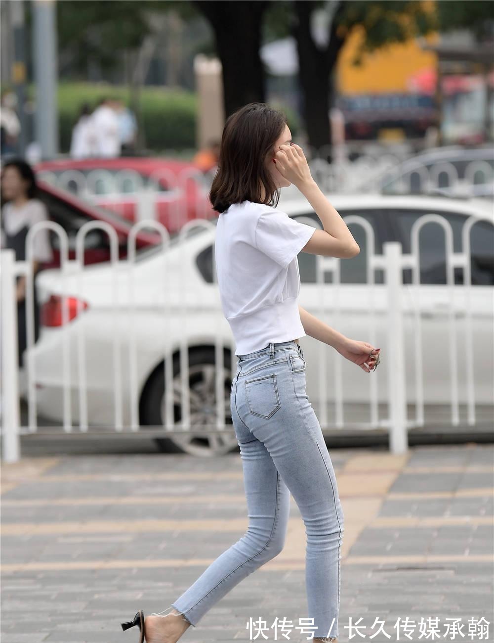 美女 九分紧身牛仔裤，搭配粗跟凉拖，骨感身材穿出高级感