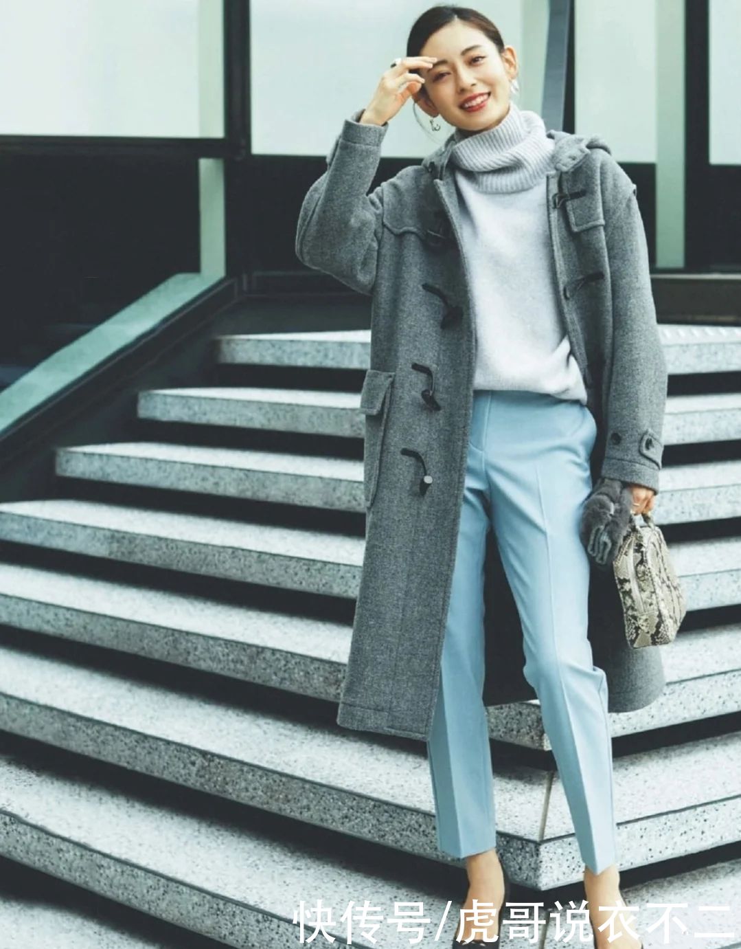 大衣配高领毛衣太普通？那是你没穿对，这么穿优雅实用又时尚