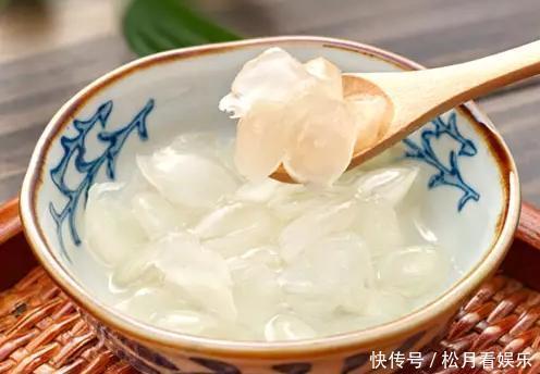 女性50岁以后对自己好点,常吃三大“零食”,好处或许“不请自来”