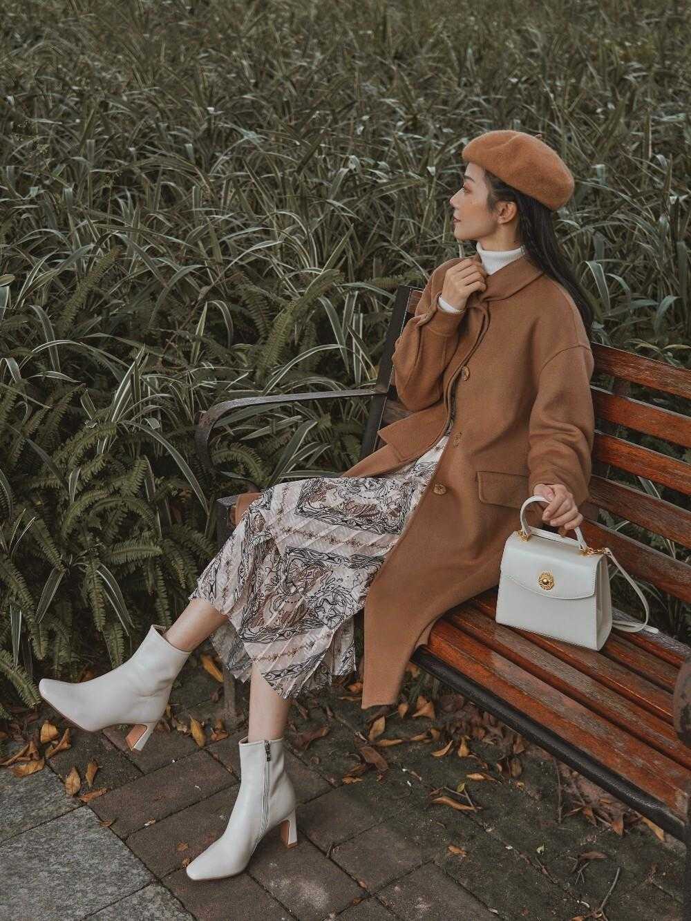 博主 秋冬天快速出门的“偷懒秘籍”，大衣连衣裙叠搭，上身效果yyds