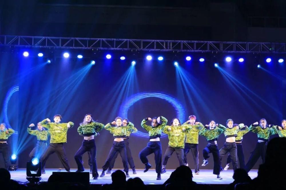 冬天的第二场雪和今晚的校园歌手大赛更配噢～