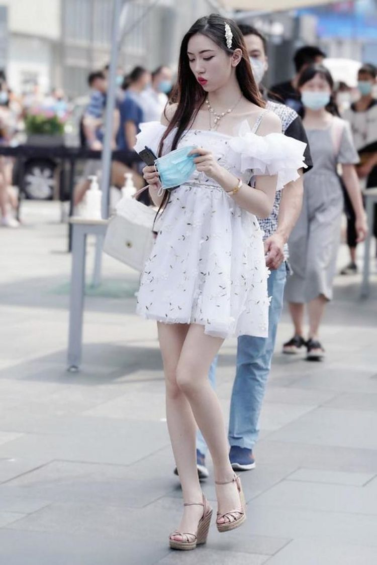 身姿|街拍:营造浪漫唯美的魅力,舒适透气的打底裤,美女秀出玲珑身姿