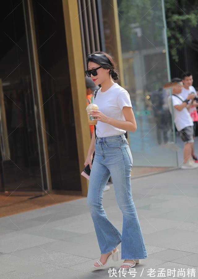 喇叭裤|浅蓝色牛仔喇叭裤搭配白色T恤,清新时尚,但是不失复古美感