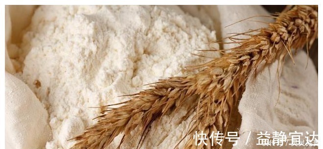 才知道，保存面粉这么简单，教你2个土方法，放一年不发霉不生虫！