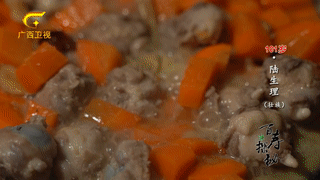 百岁老人用食盐刷牙,满口牙齿都是原装,啃起鸡脚毫不费力