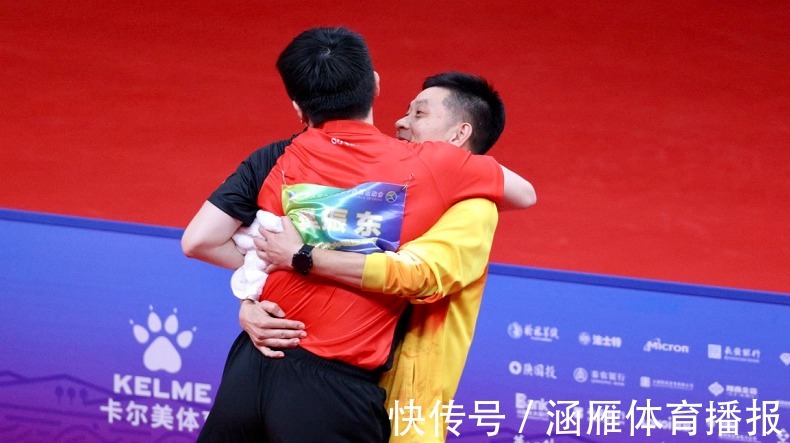 马龙|尴尬!樊振东庆祝男单夺冠,教练没抱起来,赛后采访体现高情商