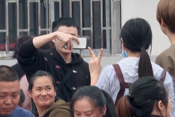 鹿晗吃饭时被女粉纠缠，下意识的动作狂拉好感：关晓彤可以放心了