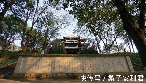 太守@黄庭坚畅饮美酒,抒写了一副楹联,脱口而出,却妙趣横生