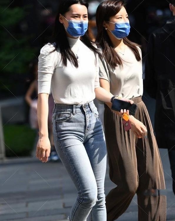 高跟鞋|街拍:美女很会穿着的,粉嫩长裙搭配银色高跟鞋,特别优雅端庄!