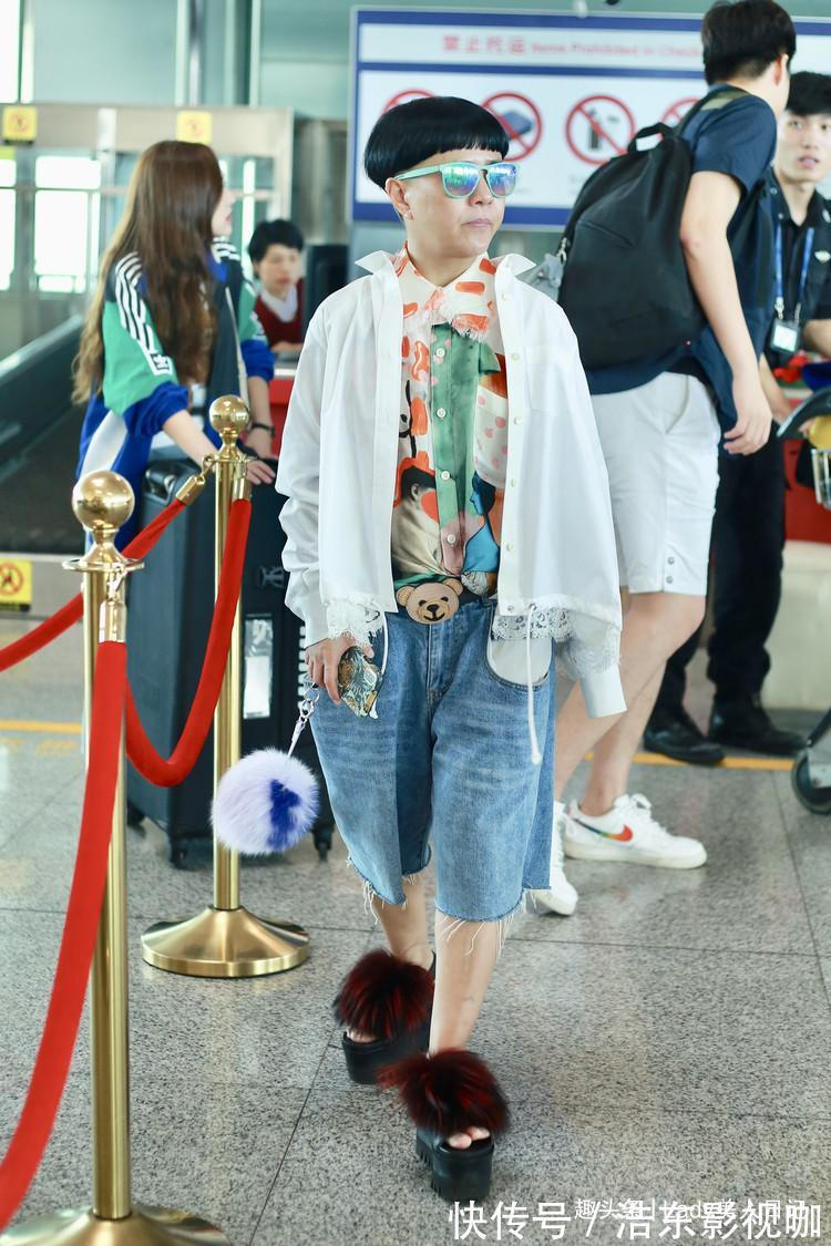 发型 中年女性最另类穿搭54岁金龟子依然长不大,发型可爱穿搭稚嫩