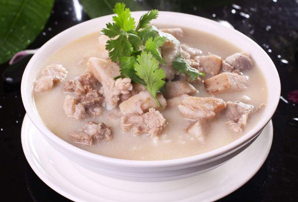 猪骨汤还是牛骨汤，最忌讳直接放热水，想要美味，必须多加一步