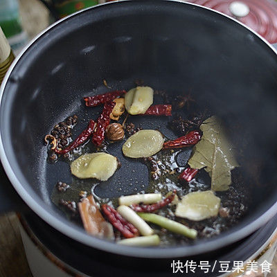 别怪我没提醒你，这道板栗烧鸡块一吃就上瘾