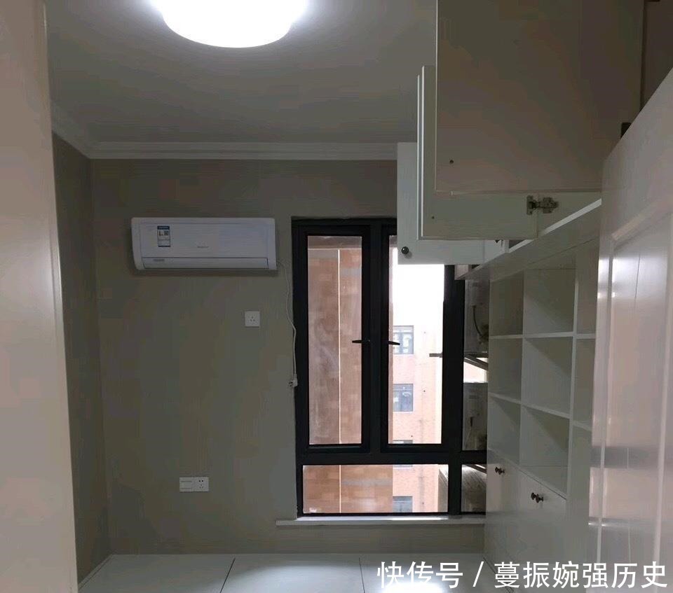 电视墙|刚做完保洁的新房,全屋漂亮极了,电视墙镶金边,估计你没见过