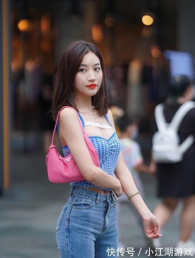 小姐姐 蓝色吊带上衣搭配蓝色牛仔裤,时尚短发小姐姐简约穿搭风格太美了!