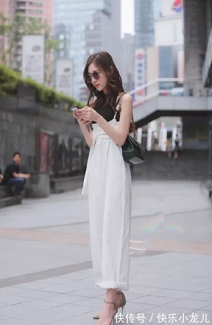 高跟 美女一双优雅一字带高跟凉鞋,带着透明的绑带,显得更加的有气质