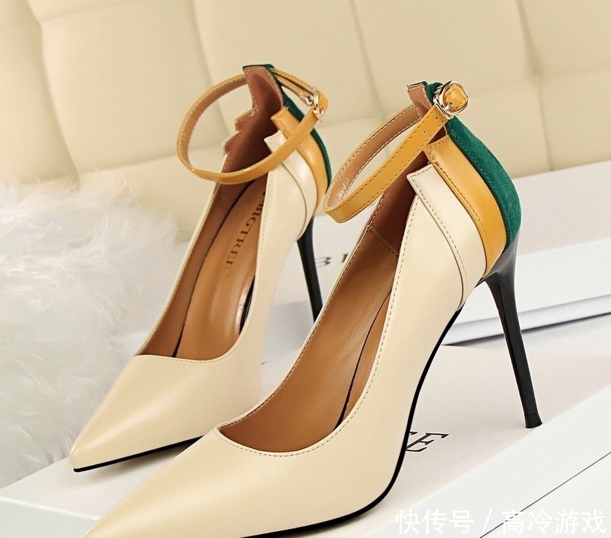 女人身材丰满，就要穿这种高跟鞋，性感妩媚，显高显瘦，贼美