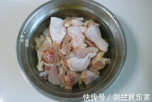 鸡肉|秋天适合吃这菜,大火一蒸,肉质软嫩,汤汁鲜美,太好吃了