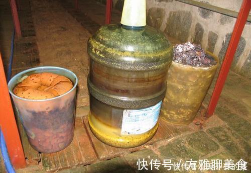 张大爷养花,用“2种水”轮流浇,没想到,1年养出漂亮“小花园”