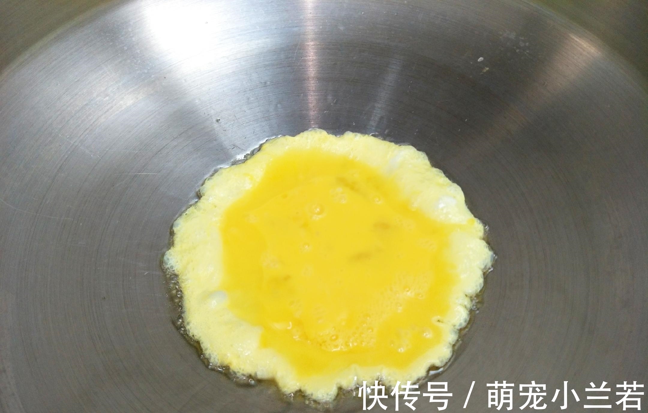 炒菠菜时，需要先焯水吗？教你好吃的做法，菠菜翠绿又入味