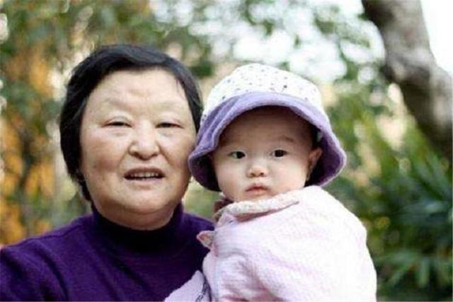 思维方式|50岁“仙女奶奶”带娃出门,腰围比2岁小孙女还细,宝妈酸了